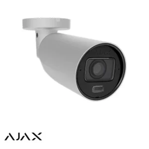 Bewakingscamera in bullet-stijl met een zwarte lensbehuizing, naar buiten gericht, gemonteerd op een witte beugel; Ajax-logo in de linkeronderhoek.