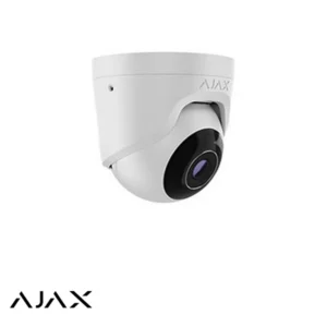 Witte koepelvormige beveiligingscamera met zwarte lens, gemonteerd en naar beneden gericht als bewakingsapparaat tegen een witte achtergrond.